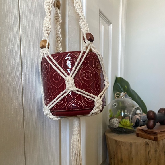 🌵(1) Handmade macrame plant hanger with red pot - Picture 4 of 4